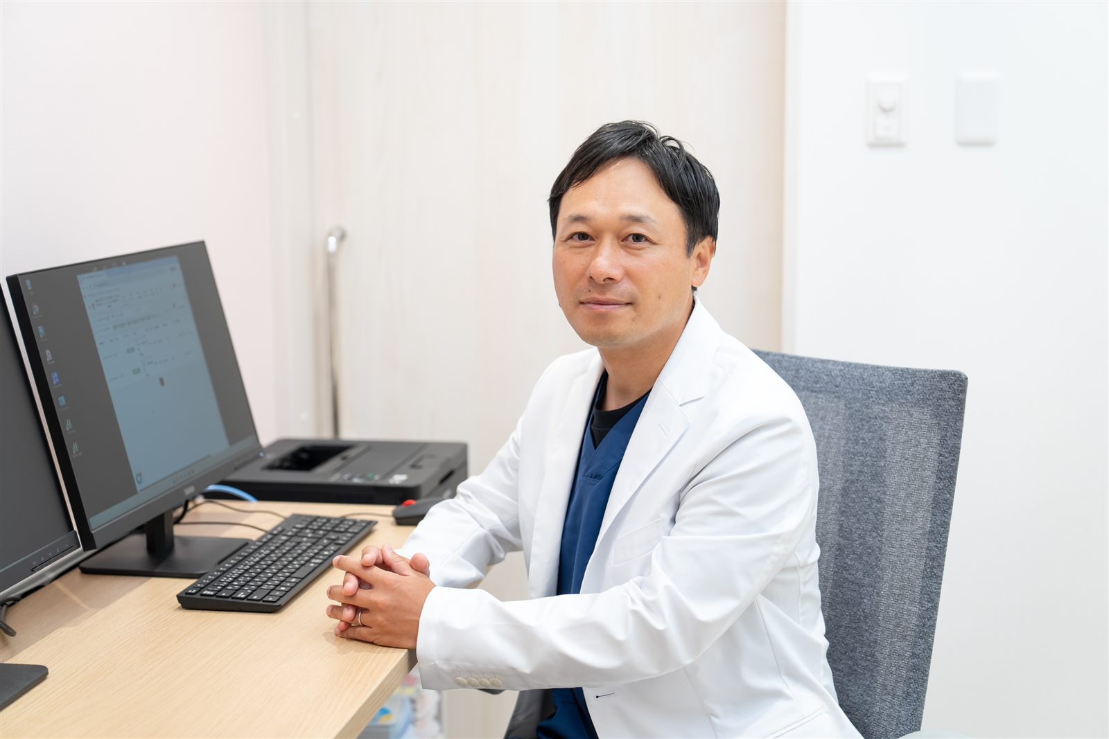 診察室の医師