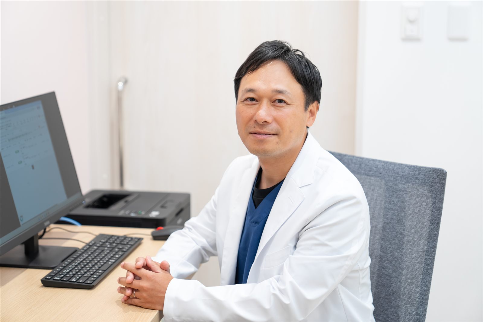 診察室で説明する医師